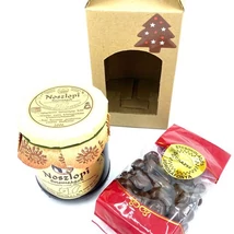 Apró karácsony vörösáfonya drazsé, feketeáfonya lekvár díszdobozban Apró karácsony vörösáfonya drazsé, feketeáfonya lekvár díszdobozban