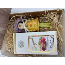 Manókás málnás - kerámia manó, fehércsokis liofilizált málna ajándékcsomag Manókás málnás - kerámia manó, fehércsokis liofilizált málna ajándékcsomag