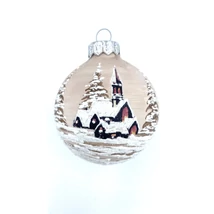 Üveg karácsonyfadísz havas téli táj mintával